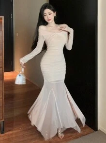 DAZY فستان ضيق بتصميم ذيل السمكة و يتميز بكتفين مكشوفين و تفاصيل التجعيد - لون مشمشي - مشاهدة 3