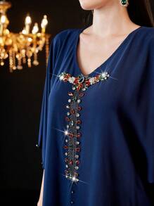 Al Najma Robe À Manches Évasées Et Col En V Décoré De Cristaux