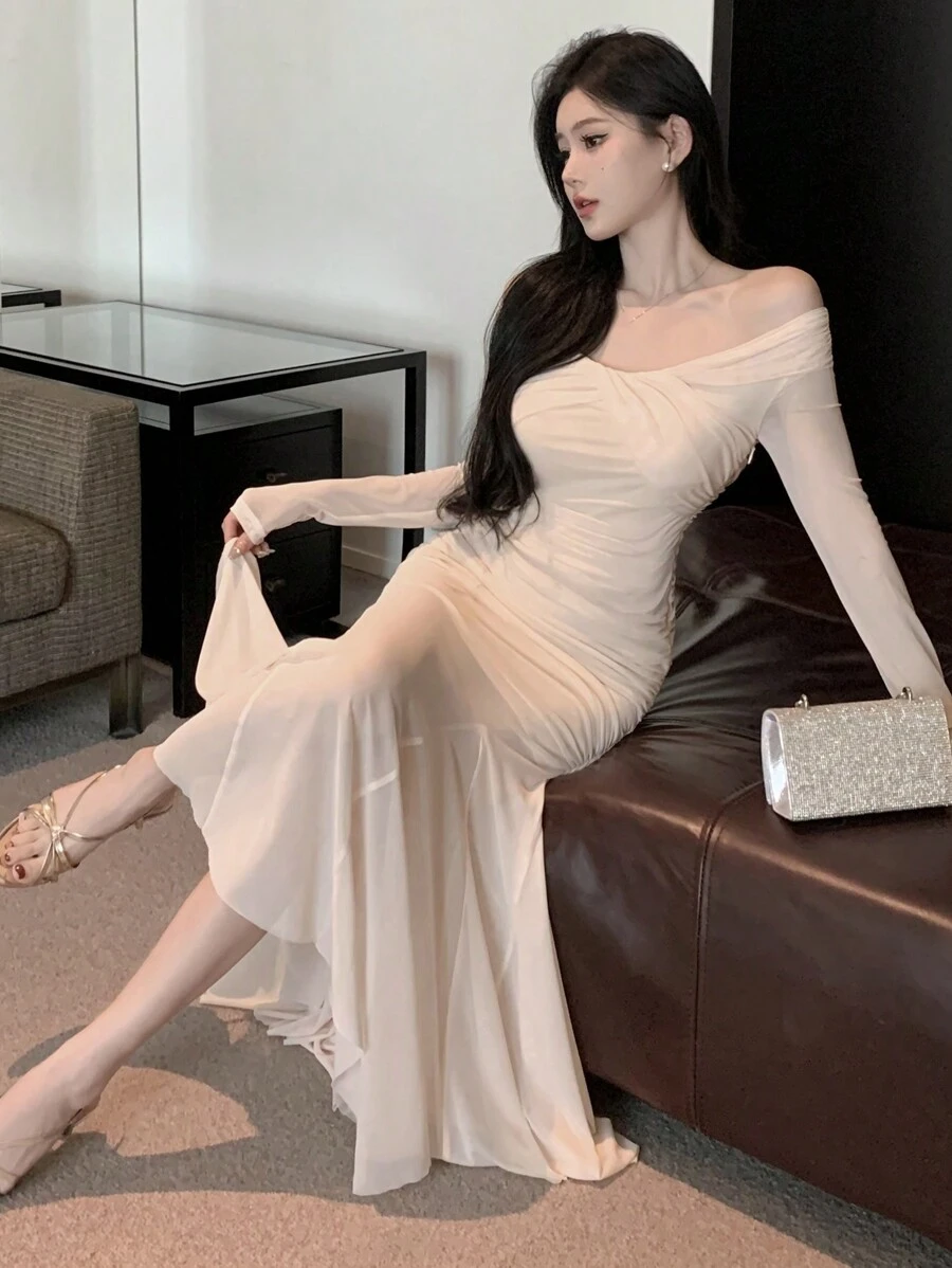 DAZY فستان ضيق بتصميم ذيل السمكة و يتميز بكتفين مكشوفين و تفاصيل التجعيد - لون مشمشي - مشاهدة 1