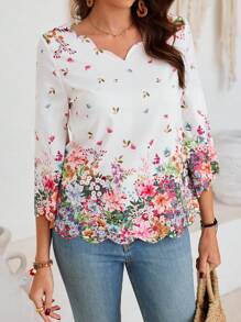 EMERY ROSE Women's Positioned Floral Print Scalloped V-Neck Mid-Sleeve Shirt