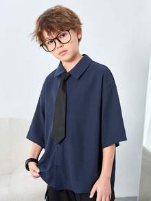 SHEIN 適合8-14歲男孩的休閒散襯寬鬆半袖襯衫,配有領帶 - 藍色 - 查看 2