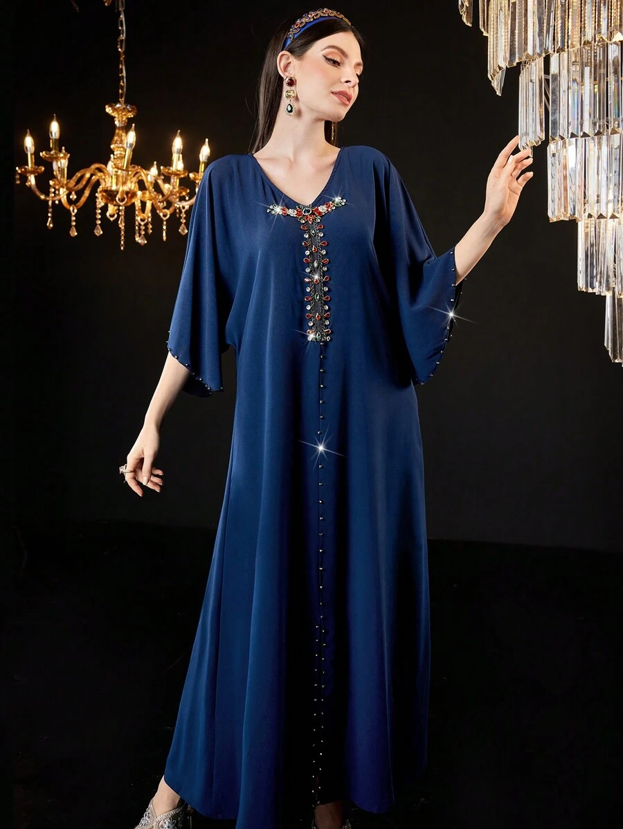 Al Najma Robe À Manches Évasées Et Col En V Décoré De Cristaux