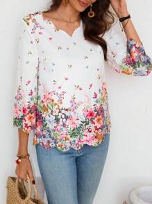 EMERY ROSE Women's Positioned Floral Print Scalloped V-Neck Mid-Sleeve Shirt