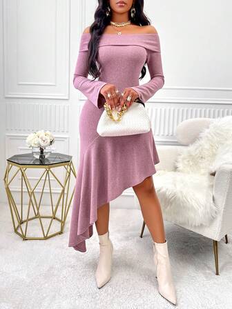 Modisches asymmetrisches Strickkleid mit Off-Shoulder Design