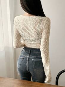 DAZY Top corto ajustado de unicolor con mangas largas y cordón para mujeres, blusas de verano transparentes, ropa de vuelta al colegio - Beis - Ver 2