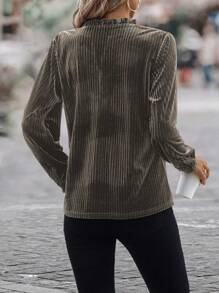 SHEIN Clasi Camisa De Tela De Terciopelo Rayada Con Corte Delantero, Cierre De Botones Y Detalle De Cuello Con Volantes - Gris Oscuro - Ver 2