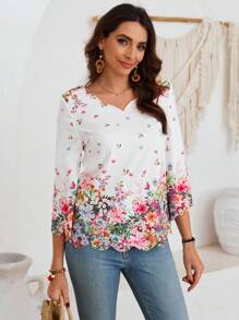 EMERY ROSE Women's Positioned Floral Print Scalloped V-Neck Mid-Sleeve Shirt