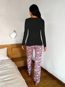 RueChic Set pantaloni și tricou cu imprimeu floral