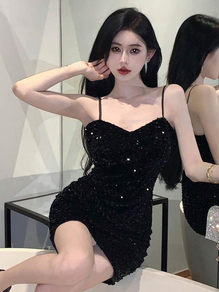 Robe sexy à bretelles fines de couleur unie pour femmes, idéale pour les anniversaires, le Nouvel An, les fêtes d'été, les sorties en club, les retours au pays, les bals de promo. Robe élégante avec sequins pour le carnaval et les occasions festives.