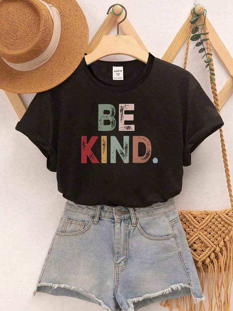SHEIN 1件年輕女孩'be Kind'字母印花短袖t恤 - 黑色 - 查看 1