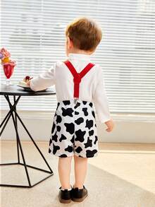 SHEIN 2入組嬰兒男童休閒可愛牛紋印花吊帶褲套裝,包含蝴蝶領結,適用於派對和郊遊