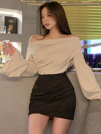 DAZY Camiseta de mujer con mangas acampanadas y hombros descubiertos, ropa de otoño, ropa de vuelta al colegio, blusas de mujer de manga larga con hombros descubiertos