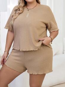 大尺碼休閒格紋印花上衣和短褲套裝,上面有極簡字母刺繡,適用於家居服裝