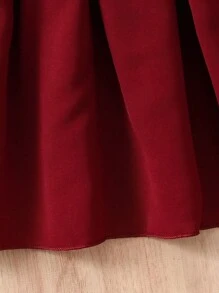 SHEIN 這款優雅的白色蕾絲裙適合4-7歲的女孩在夏天的盛大聚會中穿著。不僅適合上學、派對和外出旅遊，也非常適合展現雅緻和時尚，讓女孩們在炎熱的夏季天氣中更具魅力。該裙子的主要設計元素是蕾絲，展現出優雅的風格，非常適合女孩展現她們迷人的品質。白色色調清新優雅，非常適合享受涼爽的夏季感覺。這款裙子不僅適合各種正式場合，也適合休閒環境，讓女孩們在夏季展現優雅和美麗。蕾絲材質透氣舒適，讓年輕女孩即使在夏季也能感到涼爽舒適。這款優雅的白色蕾絲裙適合4-7歲的女孩在夏天的各種場合中展現優雅和魅力，提升她們的自信和美麗！ - 紅白色 - 查看 6