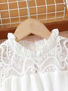 SHEIN 這款優雅的白色蕾絲裙適合4-7歲的女孩在夏天的盛大聚會中穿著。不僅適合上學、派對和外出旅遊，也非常適合展現雅緻和時尚，讓女孩們在炎熱的夏季天氣中更具魅力。該裙子的主要設計元素是蕾絲，展現出優雅的風格，非常適合女孩展現她們迷人的品質。白色色調清新優雅，非常適合享受涼爽的夏季感覺。這款裙子不僅適合各種正式場合，也適合休閒環境，讓女孩們在夏季展現優雅和美麗。蕾絲材質透氣舒適，讓年輕女孩即使在夏季也能感到涼爽舒適。這款優雅的白色蕾絲裙適合4-7歲的女孩在夏天的各種場合中展現優雅和魅力，提升她們的自信和美麗！ - 紅白色 - 查看 3