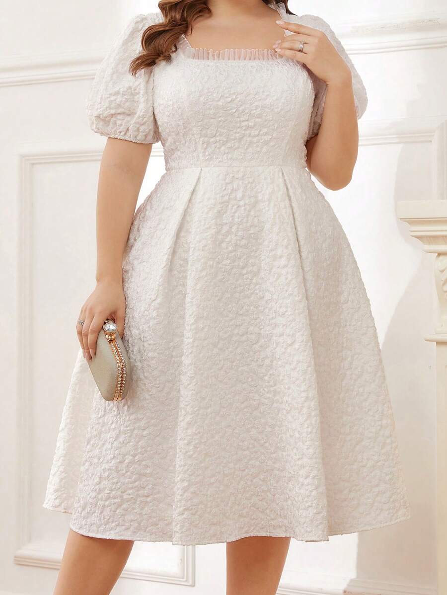 SHEIN Belle 编织提花 U 领连衣裙,带褶皱、荷叶边和装饰蕾丝,适合大码女士派对礼服,大码白色优雅新娘礼服 - 米色 - 查看 1