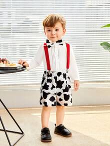 SHEIN 2入組嬰兒男童休閒可愛牛紋印花吊帶褲套裝,包含蝴蝶領結,適用於派對和郊遊