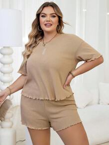 大尺碼休閒格紋印花上衣和短褲套裝,上面有極簡字母刺繡,適用於家居服裝