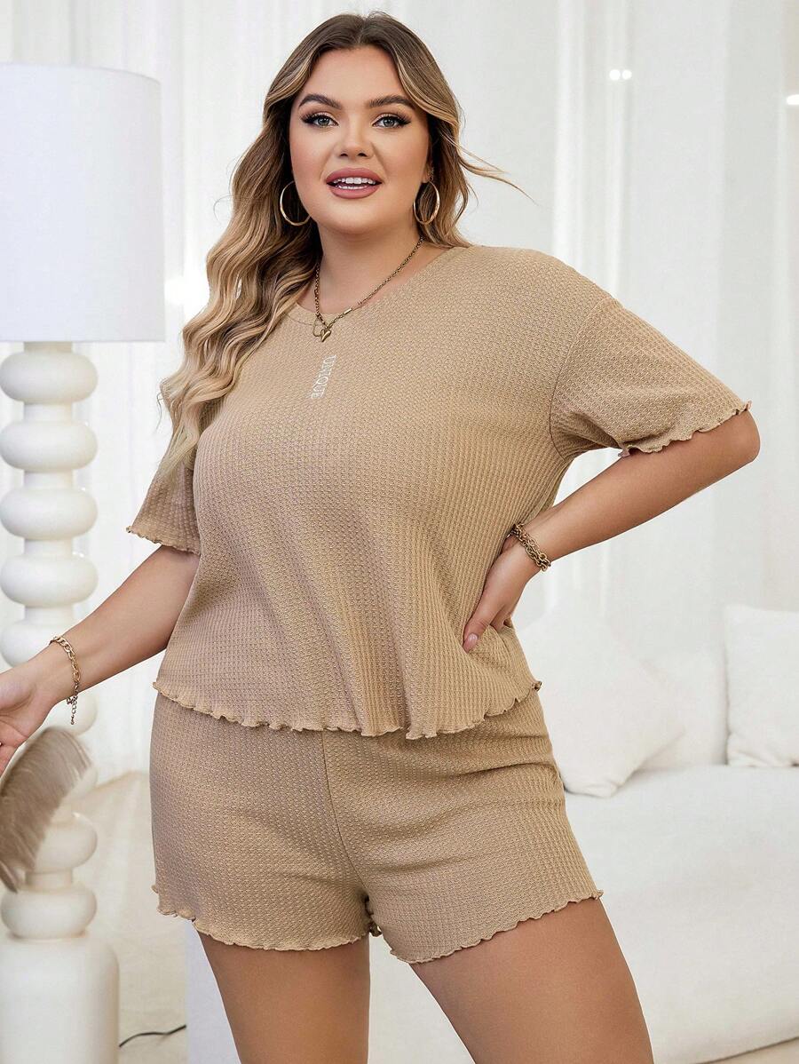 大尺碼休閒格紋印花上衣和短褲套裝,上面有極簡字母刺繡,適用於家居服裝