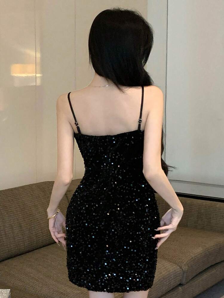 Robe sexy à bretelles fines de couleur unie pour femmes, idéale pour les anniversaires, le Nouvel An, les fêtes d'été, les sorties en club, les retours au pays, les bals de promo. Robe élégante avec sequins pour le carnaval et les occasions festives.