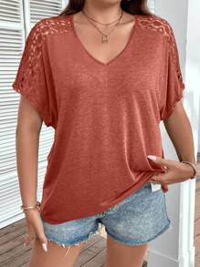 SHEIN LUNE 大尺碼女士蕾絲拼接v領t恤衫 - 亮橙色 - 查看 3