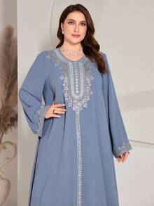 Robe arabe ample, droite, à manches longues, avec col en V, patchwork et broderie de sequins, pour grande taille. Kaftan modeste