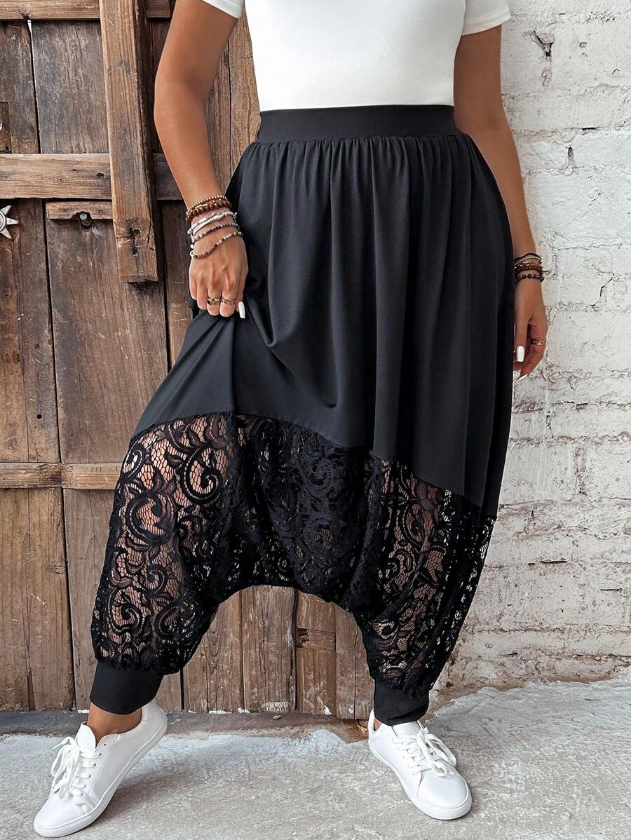SHEIN LUNE 露膝鉤花蕾絲拼接寬鬆哈倫褲 - 黑色 - 查看 1
