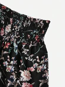SHEIN VCAY 花卉印花鬆緊腰平行抽褶闊腿度假短褲 - 黑色 - 查看 4