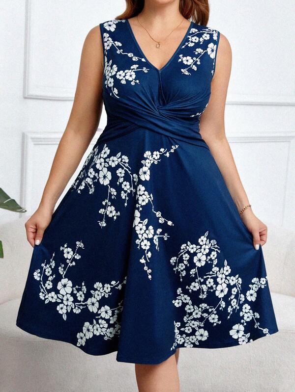 SHEIN Clasi Rochie plisată cu imprimeu floral de mărimi Plus Rochie albastră