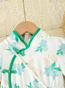 SHEIN 女孩夏日度假風碎花印花旗袍短袖洋裝搭扣+包包 - 彩色 - 查看 5