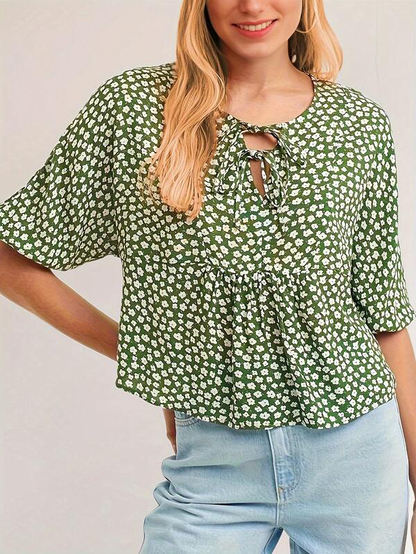 Blusa de mujer con cuello de vuelta con estampado floral pequeño