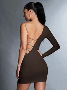 SHEIN BAE 1件女式長袖不對稱肩露背裙,鍊帶和鑽石裝飾