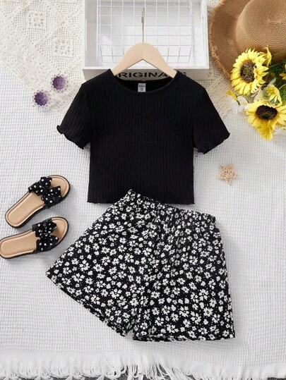 SHEIN Conjunto De Camiseta Corta De Manga Corta Acanalada De Cuello Redondo Para Niñas Con Estampado Floral En Pantalones Cortos Con Dobladillo Festoneado