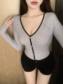 DAZY 格紋v領對比邊緣修身長袖女t恤 - 黑與白 - 查看 4