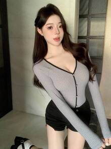 DAZY 格紋v領對比邊緣修身長袖女t恤 - 黑與白 - 查看 6