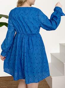 SHEIN Frenchy 大尺碼女裝v領荷葉邊刺繡洋裝 - 藍色 - 查看 4