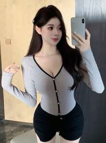 DAZY 格紋v領對比邊緣修身長袖女t恤 - 黑與白 - 查看 1