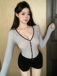 DAZY 格紋v領對比邊緣修身長袖女t恤 - 黑與白 - 查看 5