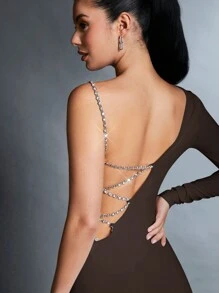 SHEIN BAE 1件女式長袖不對稱肩露背裙,鍊帶和鑽石裝飾