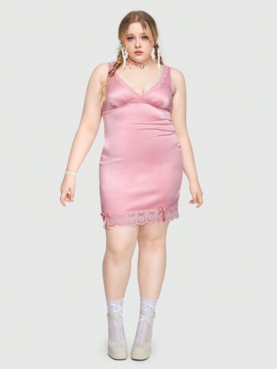 Kawaii فستان ستان ذو رقبة واطئة على شكل V مع تصميم رباعي من الدانتيل بحجم كبير جذاب وبسيط