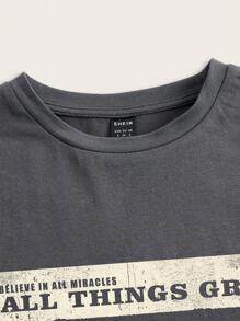 SHEIN EZwear 休闲图案与字母印花短袖 T 恤，棉混纺，修身版型