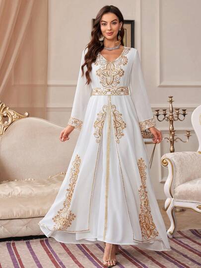 Abito lungo con maniche, decorazioni in perle e collo alto, modesto