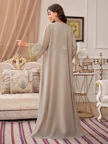 Bộ váy midi bó sát cơ thể cổ chữ V, eo xoắn và áo khoác maxi satin thắt lưng thêu - Màu be - Xem 3