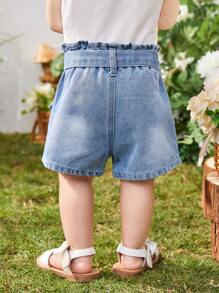 Pantaloni corti di jeans lavati blu chiaro per neonate con stile casual di base e dettaglio di fiori sulla fascia in vita, tasche e passanti per cintura per lo stile vacanziero - Lavaggio chiaro - Visualizzare 2