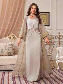 Bộ váy midi bó sát cơ thể cổ chữ V, eo xoắn và áo khoác maxi satin thắt lưng thêu - Màu be - Xem 2