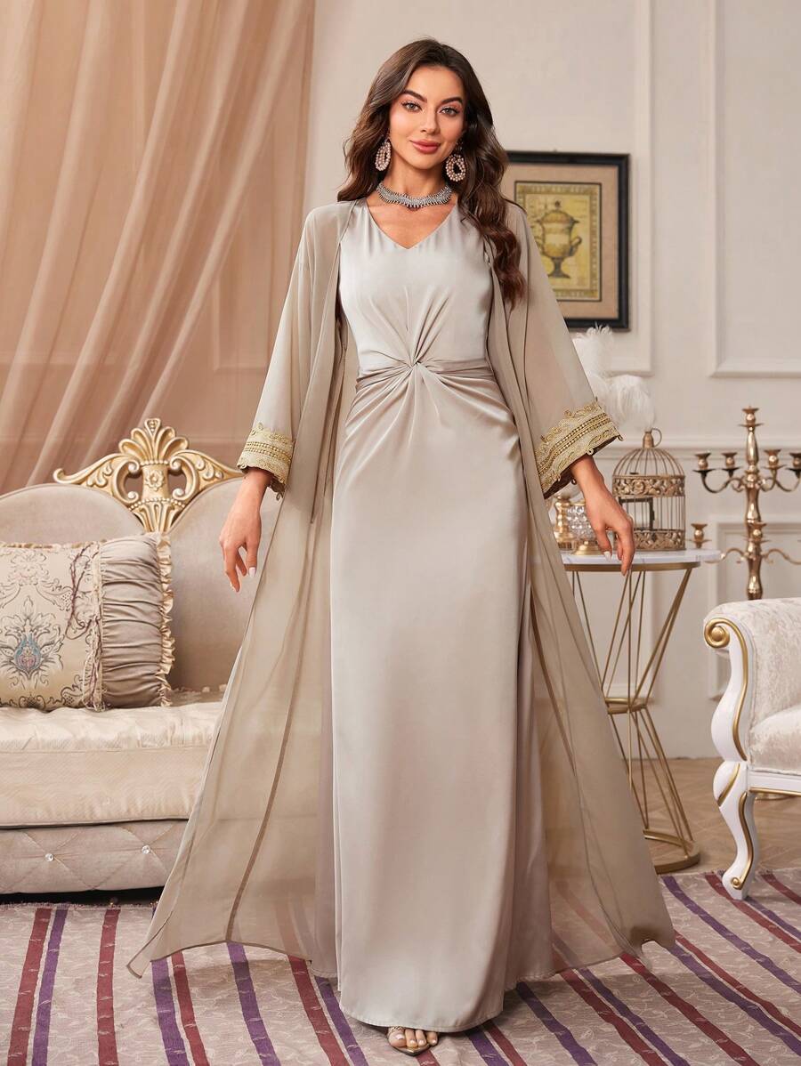 Bộ váy midi bó sát cơ thể cổ chữ V, eo xoắn và áo khoác maxi satin thắt lưng thêu