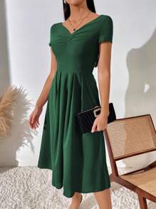 SHEIN Belle Vestido Casual Con Pliegues En La Falda Y Cuello En V En Color Sólido - Verde Oscuro - Ver 4