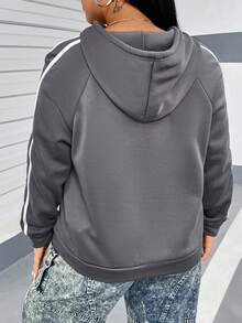 Flirla 大码字母条纹印花卫衣，侧边口袋，袋鼠式口袋设计 - 灰色 - 查看 2