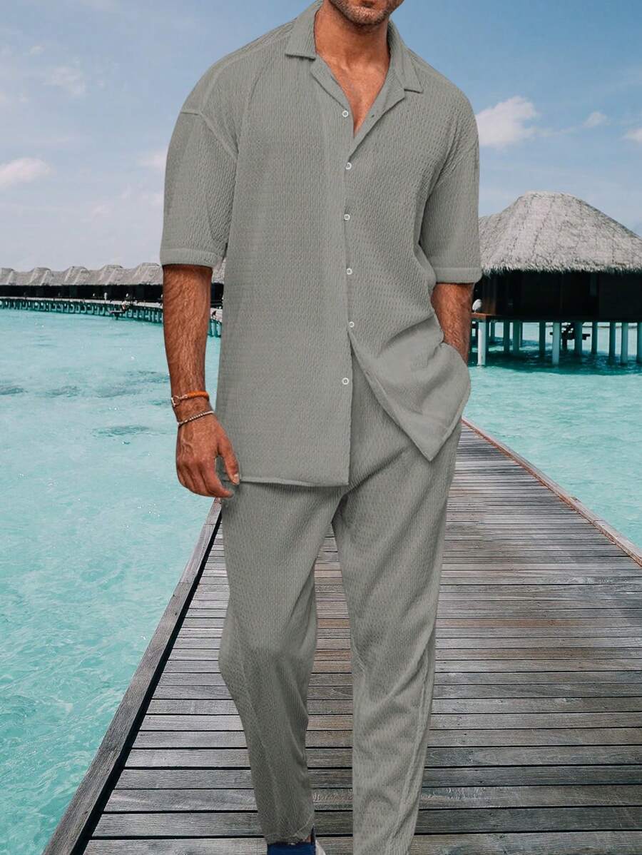 Manfinity RSRT 寬鬆男士短袖襯衫和褲子套裝,採用紋理面料製成 - 灰色 - 查看 1