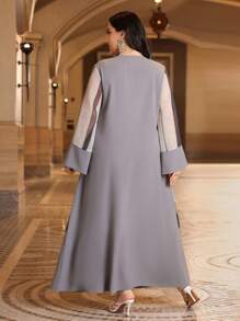 Al Najma 大尺碼長袖禮服,鑲嵌刺繡花卉補丁,以及未經修剪的領口 - 灰色 - 查看 2